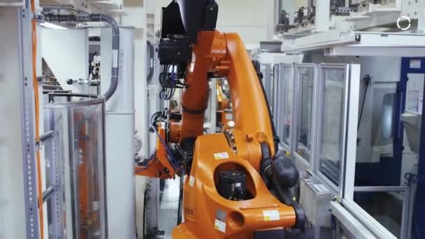 Robótica inteligente. Máquina automatizada. Equipo robótico en fábrica. Tecnologías de producción modernas. Planta de maquinaria de alta tecnología. — Vídeo de stock