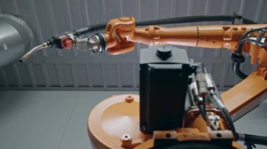 Metal kaynaklama. Akıllı robotik. Otomatik makine. Yüksek teknoloji makine fabrikası. Fabrikadaki robot ekipmanları. Modern üretim teknolojileri. Ticari seri üretim.