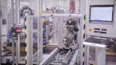 Modern üretim teknolojileri. Otomatik makine. Fabrika hattının otomatik taşıma bandında ticari seri üretim. Yüksek teknoloji makine fabrikası. Fabrikadaki robot ekipmanları. Akıllı robot..