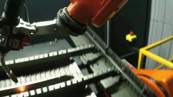 หุ่นยนต์สมาร์ท เครื่องอัตโนมัติ เชื่อมโลหะ โรงงานเครื่องจักรไฮเทค อุปกรณ์หุ่นยนต์ที่โรงงาน เทคโนโลยีการผลิตที่ทันสมัย . — วีดีโอสต็อก