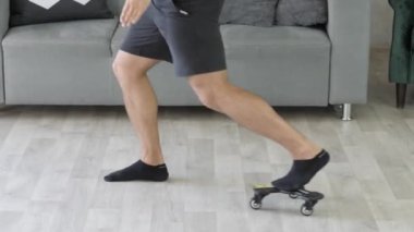 Spor blogcusu. Sporcu, spor salonu, vücut ısıtma. Tecrit zamanı. Antrenör. Çevrim içi eğitim.