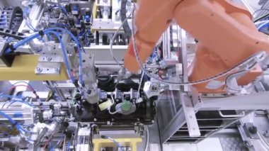 Otomatik makine. Modern üretim teknolojileri Akıllı robot. Fabrikadaki robot ekipmanları. - Ticari seri üretim. Yüksek teknoloji makine fabrikası.