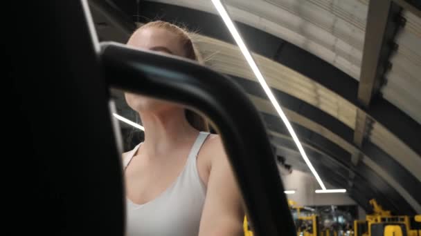 Σέξι γυναίκα. Γυναίκες γυμναστικής. Αθλητικός εξοπλισμός προπόνησης σε γυμναστήριο. Καρδιολογική ρουτίνα σε προσομοιωτές. Κορίτσι στο διάδρομο.. — Αρχείο Βίντεο