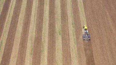 Tarım traktörü. Buğday tarlası. Tarım. Hasat et. Yiyecek endüstrisi. Tarım işi. Hasat, tarım..