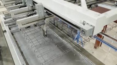 Fabrika hattının otomatik taşıma bandında ticari seri üretim.