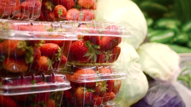 Primer Plano Fresas Frescas Orgánicas Cajas Plástico Venden Los Puestos — Vídeos de Stock