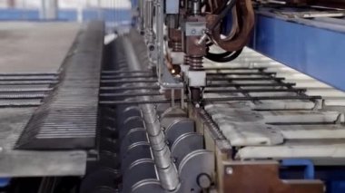 Fabrika hattının otomatik taşıma bandında ticari seri üretim.