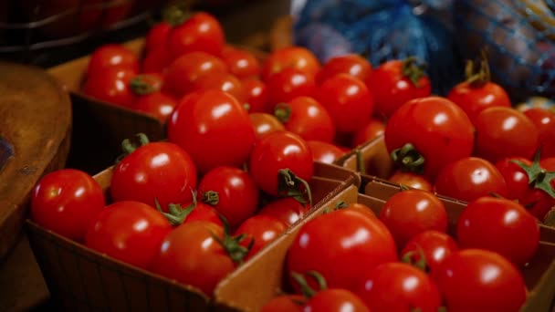 Tomates Vermelhos Frescos Balcão Loja Colheita Legumes Dieta Saudável — Vídeo de Stock