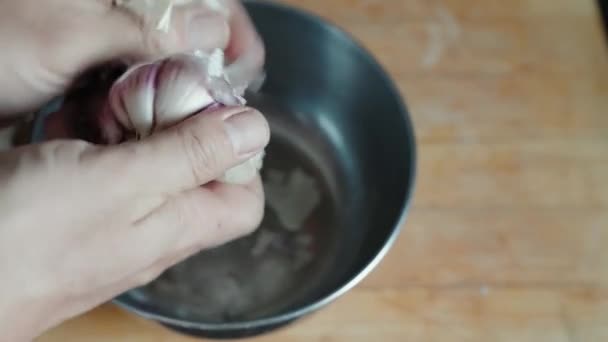 Mãos Limpam Cabeça Alho Preparação Conservação — Vídeo de Stock