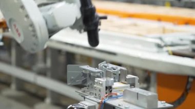 Otomatik robot ekipmanları fabrikada. ticari seri üretim. Modern makineler üretiliyor. yeni teknolojiler