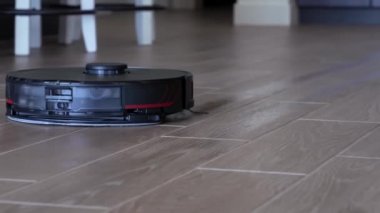 Robot elektrikli süpürge odada çalışıyor. Elektronik Ev Asistanı.