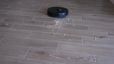 Robot elektrikli süpürge odada çalışıyor. Elektronik Ev Asistanı.