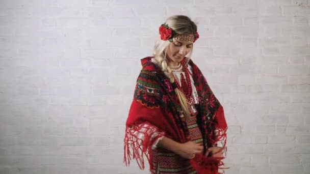 Frau Traditioneller Ukrainischer Kleidung — Stockvideo