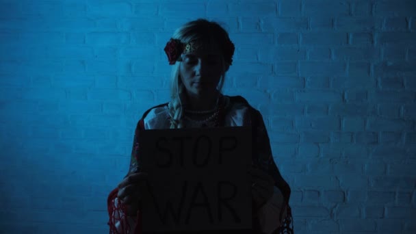 Українська Жінка Національному Одязі Тримає Знак Війни Війна Україні Українська — стокове відео