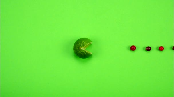 绿色豪华轿车 步行者在绿色背景下吃红莓 — 图库视频影像