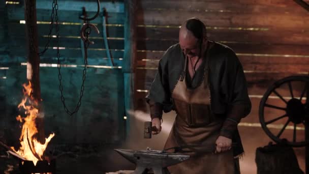 Blacksmith Forge Forges Horseshoe Blacksmith Makes Iron Products Flames Fire — Vídeo de Stock