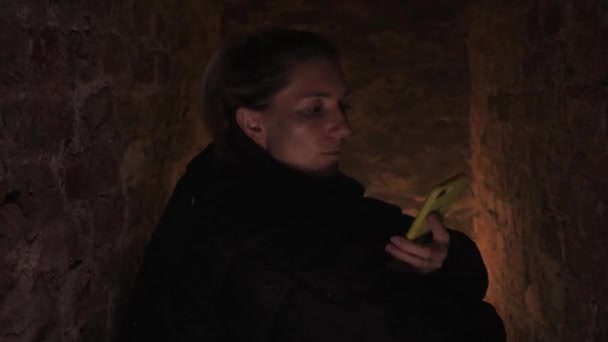 乌克兰战争 平民的疏忽 乌克兰女孩坐在防空洞里 乌克兰的军事行动 那个女人躲在地下室里 空降部队 — 图库视频影像