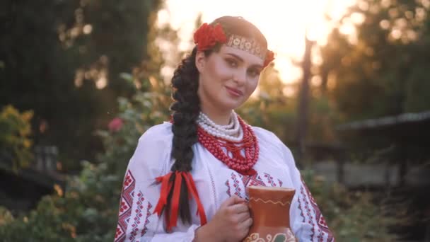 Mujer Vestido Tradicional Ucraniano — Vídeos de Stock