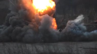 Gerçek savaş. Patlamadan dolayı şok dalgası.