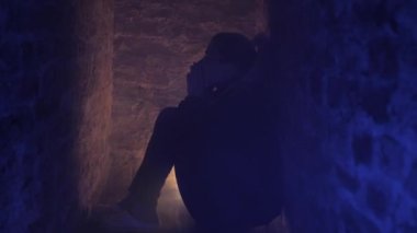 Ukrayna 'da savaş. Sivillerin vurulması. Ukraynalı bir kız sığınakta oturuyor. Ukrayna 'da askeri harekat. Kadın bodrumda saklanıyor. Hava Saldırısı