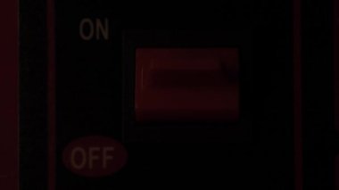 Açılacak ya da kapatılacak düğme. Endüstriyel fabrikadaki motorları kapatın. Mesai bitti. Kapatın. Elektriği kesin..