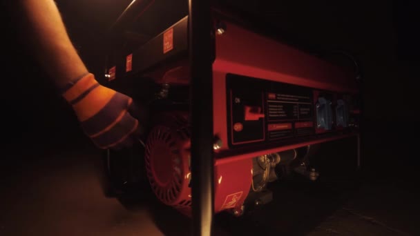 Adam Benzin Jeneratörünü Çalıştırıyor — Stok video