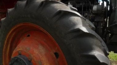 Büyük traktör tekerleklerinin yakın görüntüsü. Ağır makineler. Traktörlerdeki parçalar