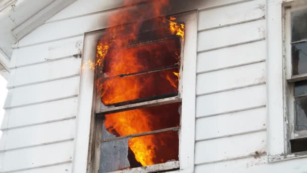 Evde Yangın Var Yanan Evin Penceresinden Gelen Alevler — Stok video