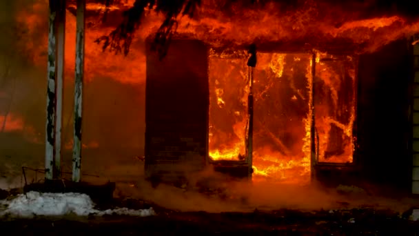 Evde Yangın Var Yanan Evin Penceresinden Gelen Alevler — Stok video