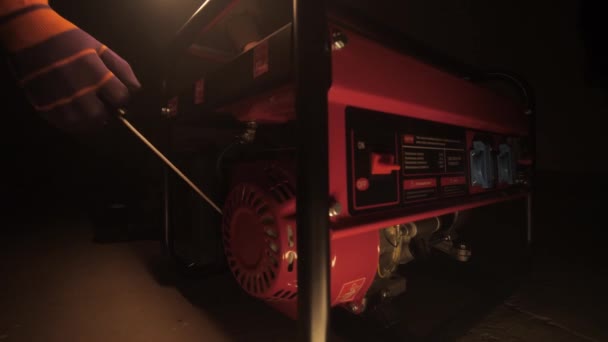 Adam Benzin Jeneratörünü Çalıştırıyor — Stok video