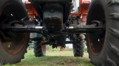 Büyük traktör tekerleklerinin yakın görüntüsü. Ağır makineler. Traktörlerdeki parçalar