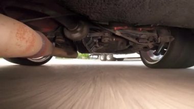 Araba kullanırken araç temizliği.