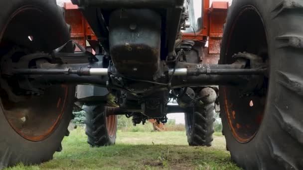 Vista Vicino Delle Grandi Ruote Del Trattore Macchinari Pesanti Cingoli — Video Stock