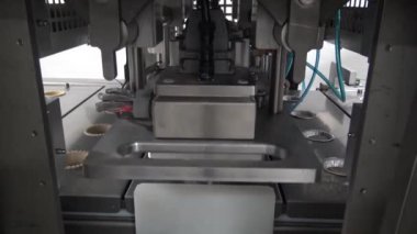 Fabrikadaki nakliye hattı. Fabrikada otomatik ekipman. Modern üretim.