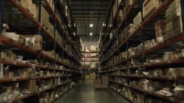 Ürün deposu. Malı olan raflarla dolu bir depo. ürün dağıtımı.