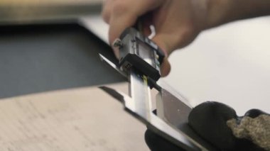 Endüstriyel işçiler dijital kalibreli detayları ölçerler
