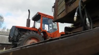 Traktör hazırlığı. Ağır makineler. Traktörlerdeki izler. Şehrin dışındaki modern traktör..