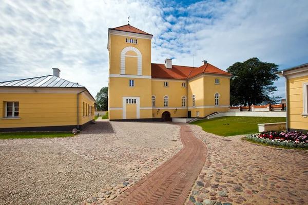 El castillo de Ventspils (en alemán: Windau) se encuentra en Ventspils, Latvi. — Foto de Stock