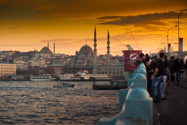 istanbul'da galata Köprüsü'nde balıkçılar