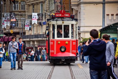 taksim istiklal cadde üzerinde kırmızı tramvay