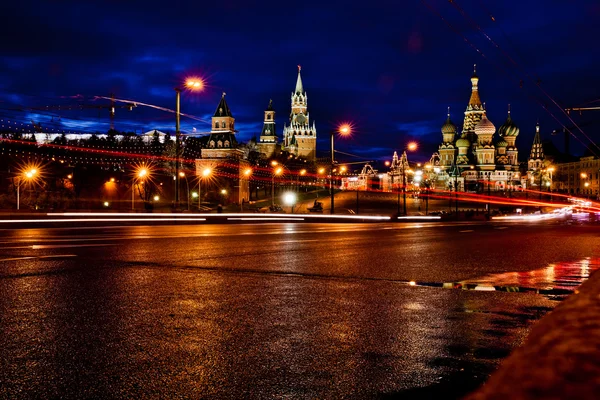 Kremlin en st basils kathedraal nacht weergave — Stockfoto
