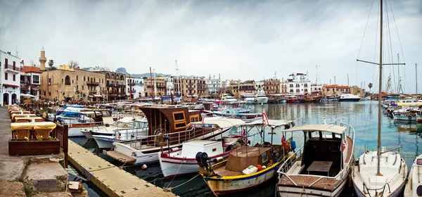 Uitzicht op historische haven en de oude stad in kyrenia — Stockfoto