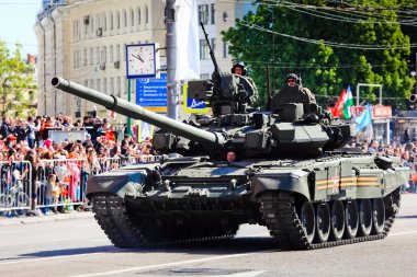 9 Mayıs tarihinde Moskova'da askeri geçit töreni