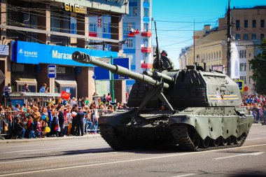 9 Mayıs tarihinde Moskova'da askeri geçit töreni