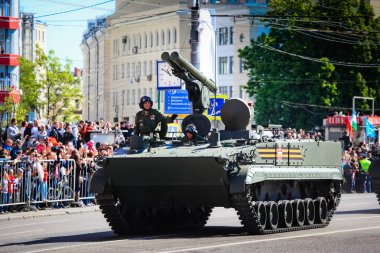 9 Mayıs tarihinde Moskova'da askeri geçit töreni