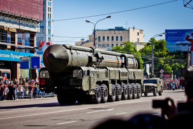 9 Mayıs tarihinde Moskova'da askeri geçit töreni