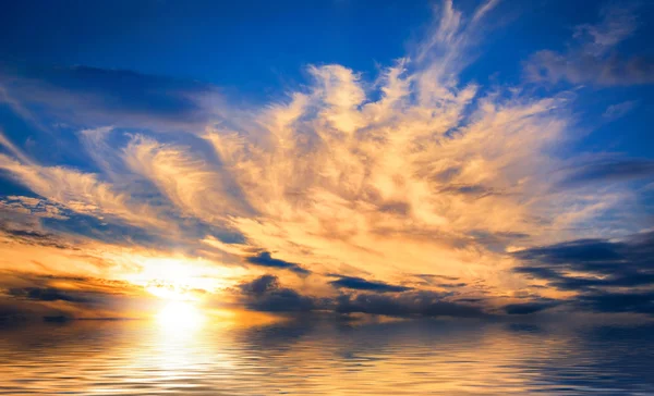 Spektakulär solnedgång vid havet — Stockfoto