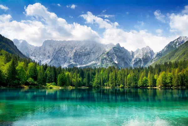 Hermoso lago con montañas en el fondo — Foto de Stock