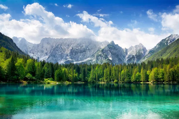 Hermoso lago con montañas en el fondo Fotos De Stock