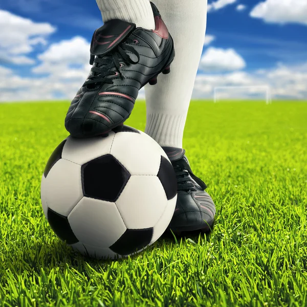 カジュアルなポーズでサッカー選手の足 — ストック写真